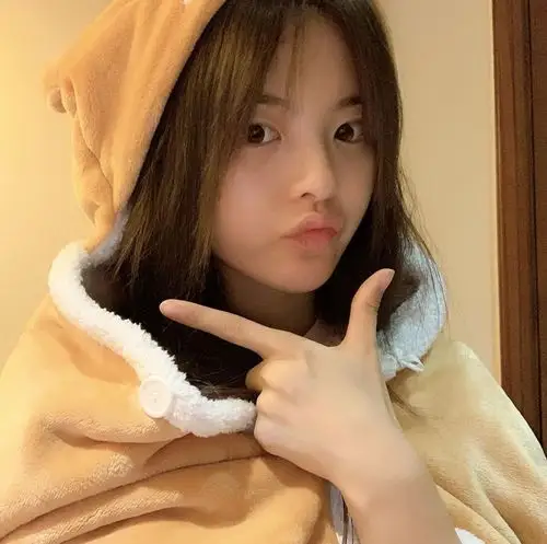 杨超越这算不算素颜?这睡衣挺可爱的.