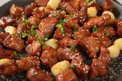 铁板火焰烤肉教程,皮焦肉香,口口爆油!顾客天天排队吃还不够!