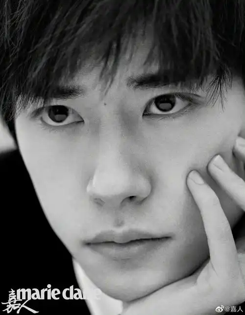 易烊千玺嘉人五月刊内页大片 乐谱封面,黑白怼脸大片!