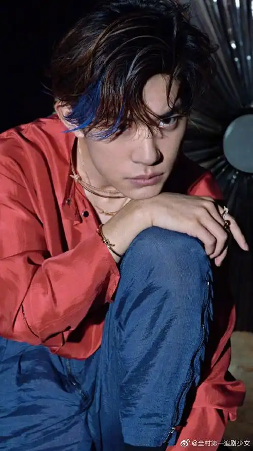 易烊千玺时尚芭莎三月刊封面预告