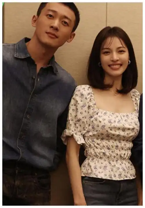 钟楚曦庆31岁生日与男友侯雯元外出恩爱甜蜜