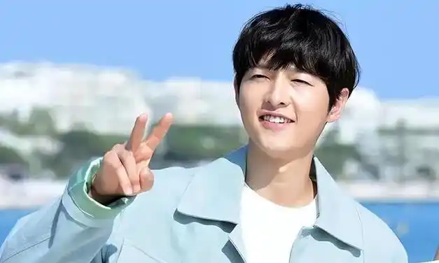 宋仲基现身戛纳电影节身材发胖脸肿网友吐槽太胖