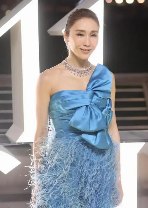 50岁黎姿瘦成皮包骨和郑秀文同框被吊打网友直呼怀念小结巴