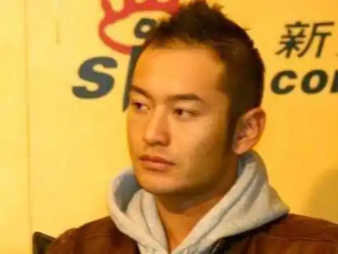 除了阿尔法之外,黄晓明也在20出头的年纪"秃"过,可能是演艺圈的压力