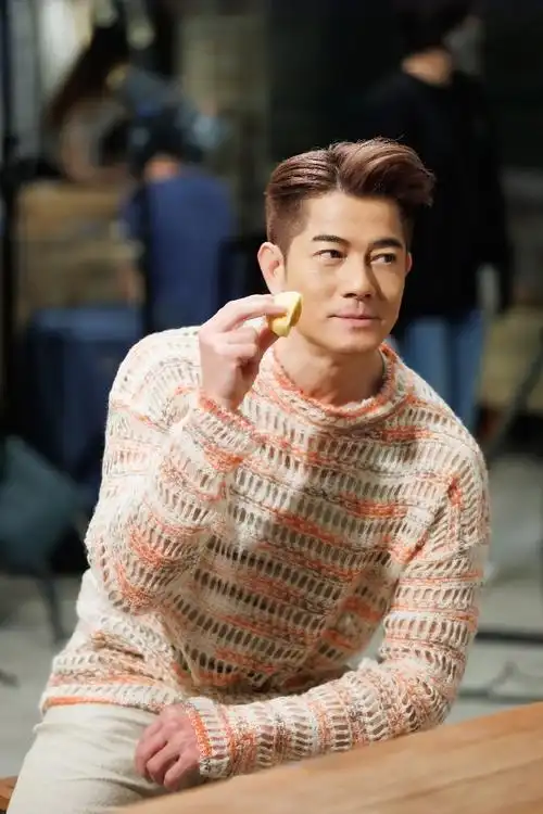 郭富城把月饼拍出大片既视感##郭富城手中的月饼是想分我一半吗