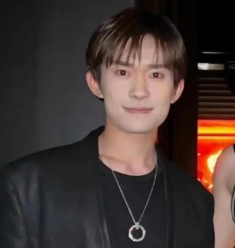 易烊千玺生图翻车,妆容太白严重卡粉,近照被指像吸血鬼.