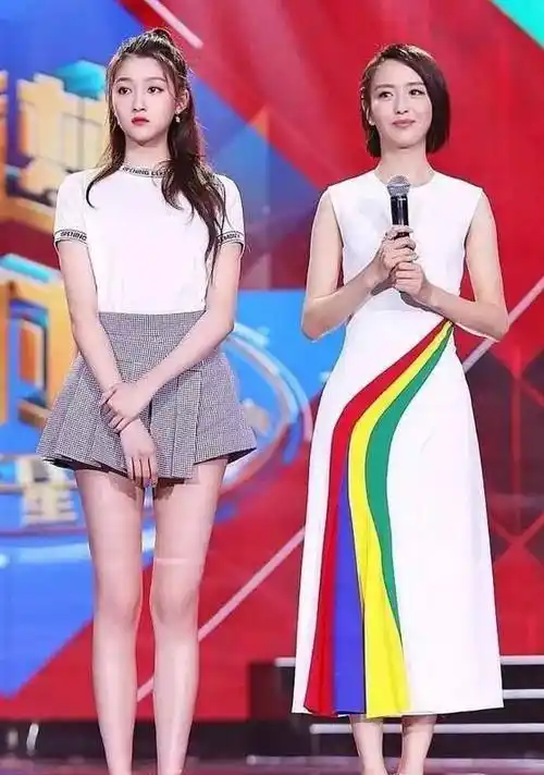 关晓彤凭一双长腿被誉为合照杀手,直到遇到了张梓琳之后_张嘉倪_女