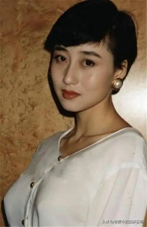 62岁利智近照曝光美貌颜值不再陪李连杰和小女儿一起虔诚礼佛