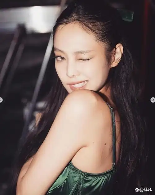 韩国女团blackpink成员jennie金珍妮社交网站发布近照,魅力十足.