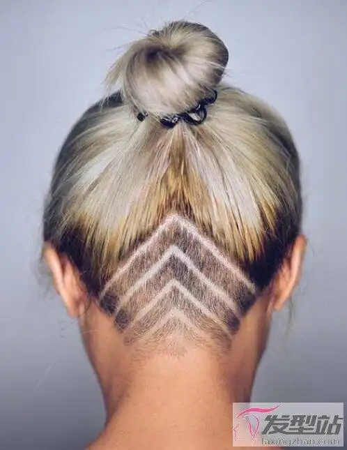 女生长发后面剃掉一半 个性微刺青刻发让你温柔耍坏_发型站_最新流行