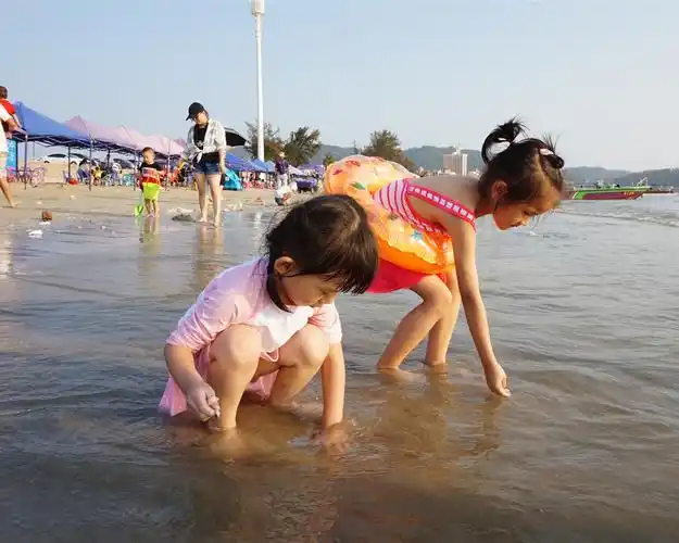 两个小女孩在海滩,孩子,海,水中玩耍 5k