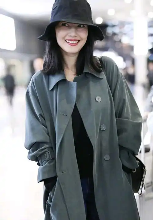 高圆圆产后状态很好身穿墨绿色大衣搭配蓝色牛仔裤减龄又时尚