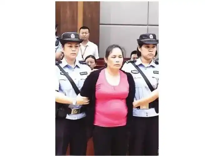 2016年,一个女毒贩在公审现场的照片,当时闭上了眼睛一脸沮丧