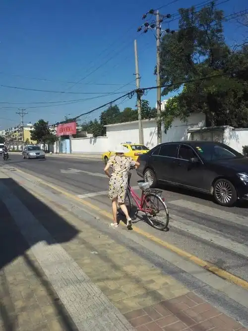 滚烫的南京街头 惊现赤脚女子