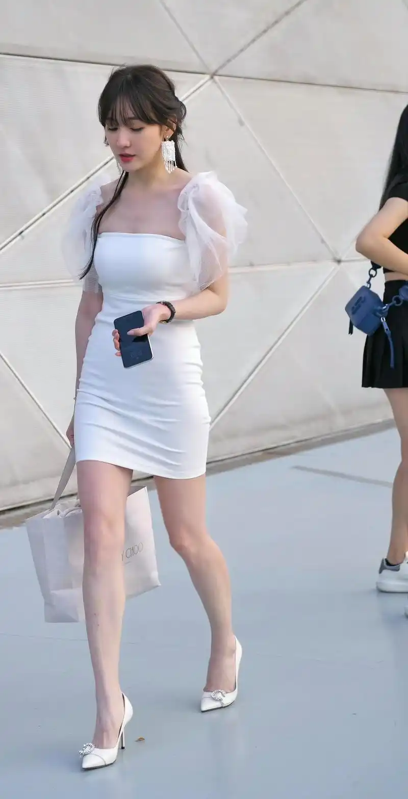 街拍 第一站成都太古里美女街拍大比拼 你最喜欢哪一城的美女