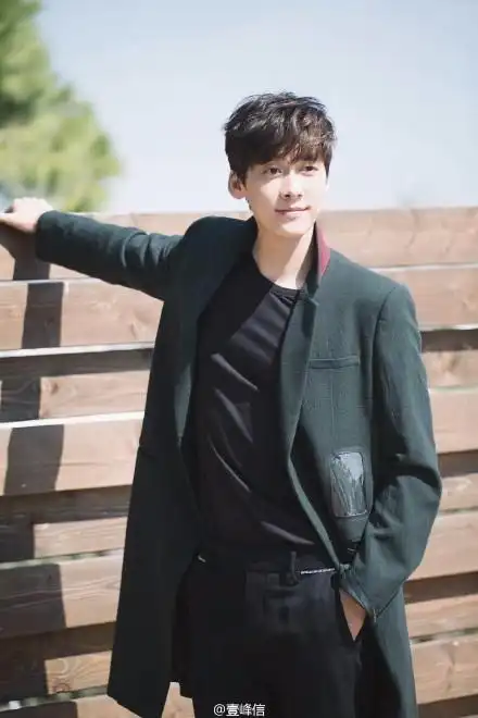 有没有李易峰这个发型的照片我需要更多