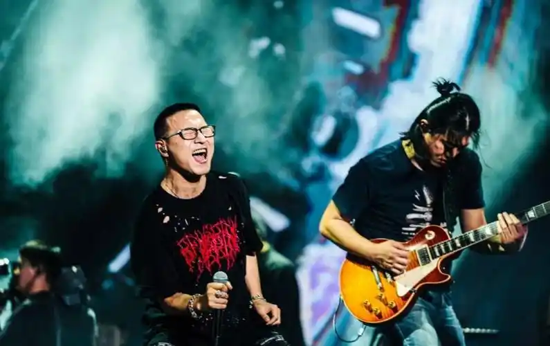 汪峰演唱会被嘲简陋,观众像在吃席,网友调侃:有种大排档的感觉_腾讯新