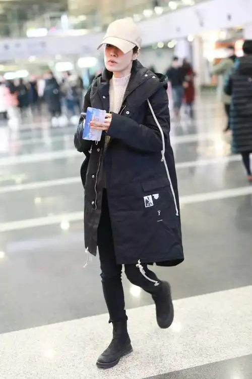 马伊琍羽绒服 棒球帽随性休闲
