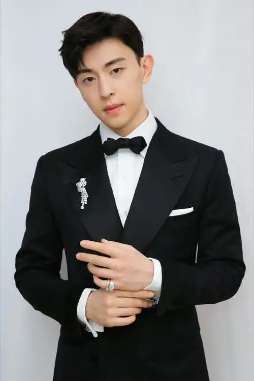 灯芯阁超话#邓伦#穿上西装的小伦真是迷人,优雅高贵的气质展现得淋漓