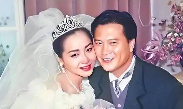 从江湖大哥到无人问津,曾红过刘德华的万梓良,晚年沦落酒吧卖唱