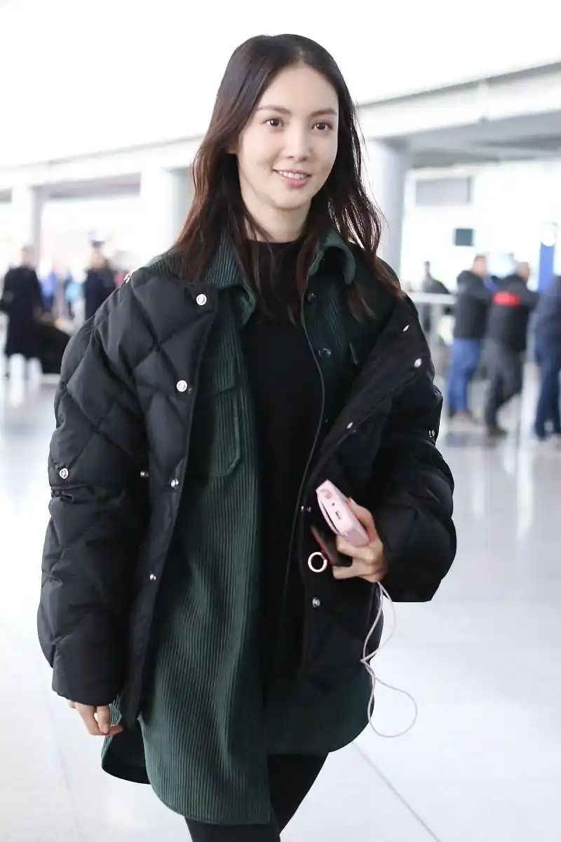 年轻就是资本!金晨机场街拍满脸胶原蛋白,穿搭简单气质难挡