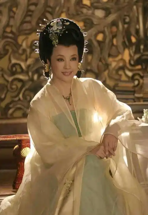 年过七旬依然"不老"的刘晓庆,戏里戏外到底有怎样的精彩经历?