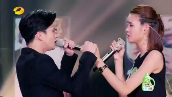 薛之谦和张婉清合唱演员 观众感动的竟然哭了