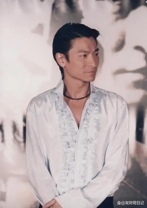 刘德华自曝,怕影响年轻人!还把烟戒了!受访说年轻时不演反派