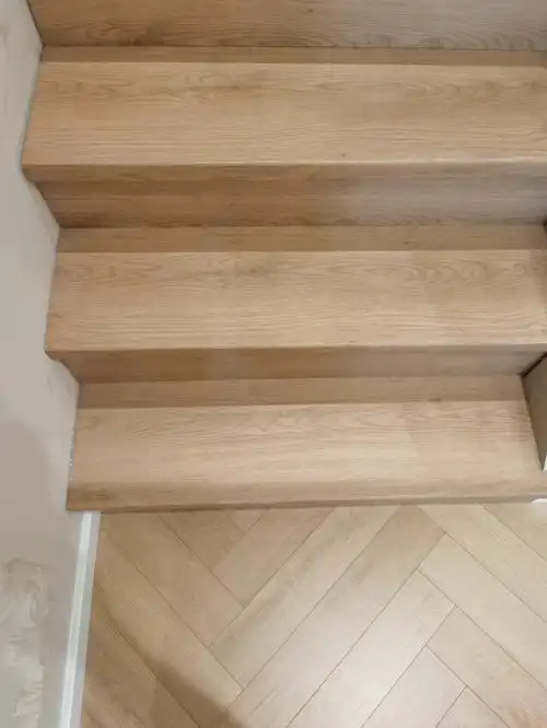 做楼梯,才有那种暖暖的感觉而且造价比石材便宜太多啦漳州碧湖双玺