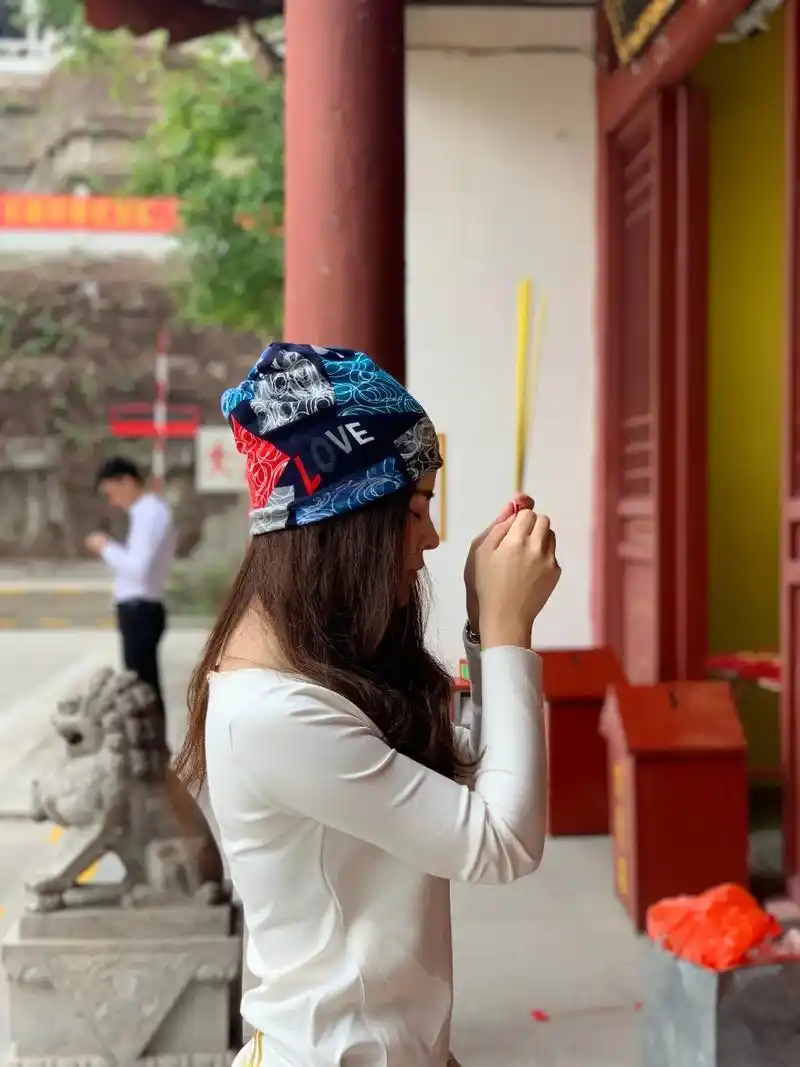 后来我也喜欢上烧香拜佛祈祷,听听梵音闻闻香火,小时候觉得是迷 - 抖