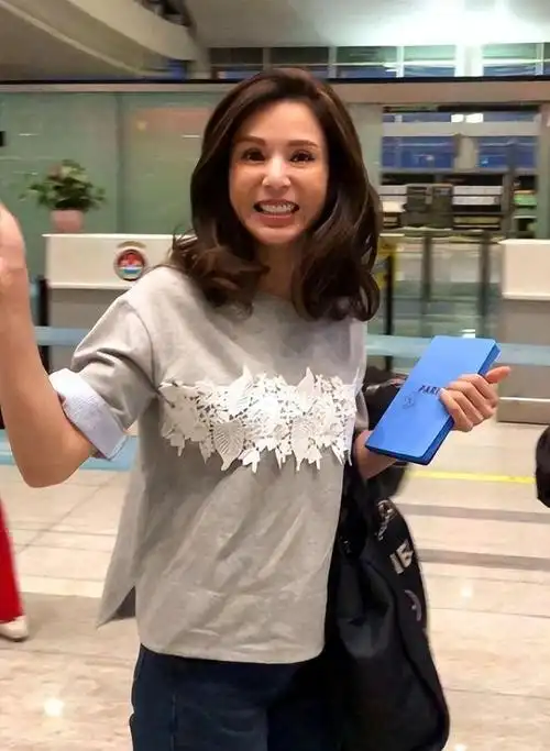 56岁李若彤回香港独自坐地铁朴素低调无人识素颜精致像洋娃娃