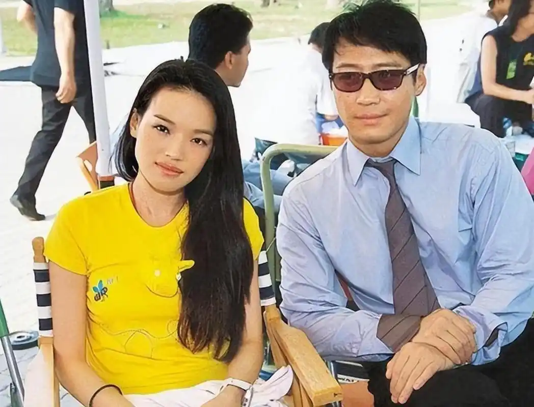 1999年,舒淇在黎明家过夜,却被狗 仔盯上,为了保护黎明的名声,舒淇就