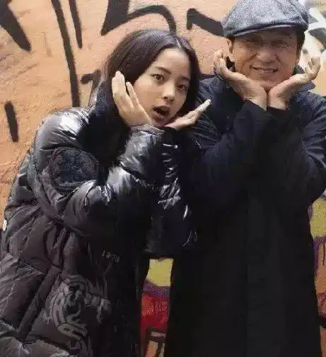 成龙不顾镜头靠近欧阳娜娜,注意娜娜手部动作,嫌弃藏也藏不住_举动