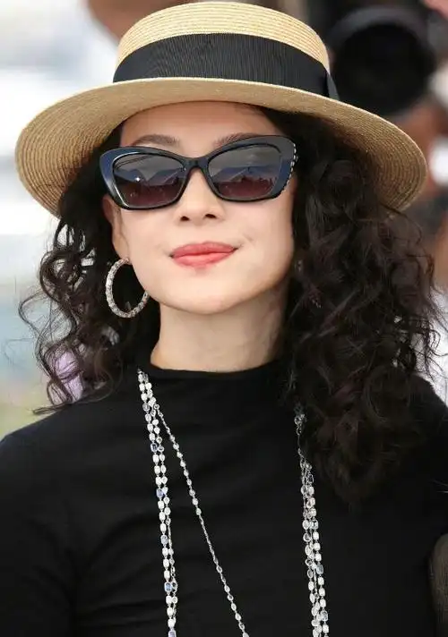 章子怡戛纳第5套造型太美了!黑衣白裙俏皮优雅,杨幂穿了个啥?