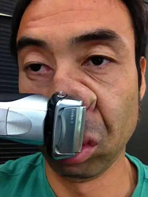 男生刮胡子也别客气,用力搓揉顺便连鼻子肌肉都一起揉,鼻塞都通了呢!