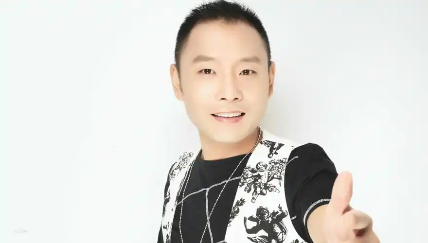 回顾著名歌手祁隆农村走出来的亲民歌手与乐凡离婚后失声痛哭