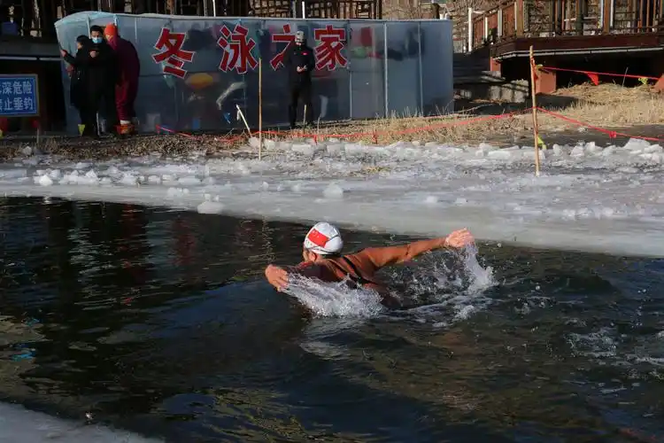 《不怕严寒泳向前》 盘锦市冬泳运动协会 (三)