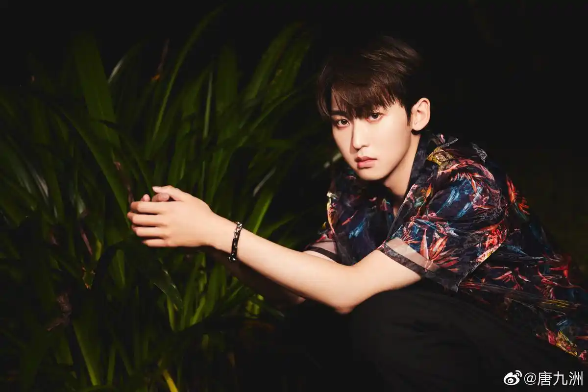 唐九洲花衬衫造型写真