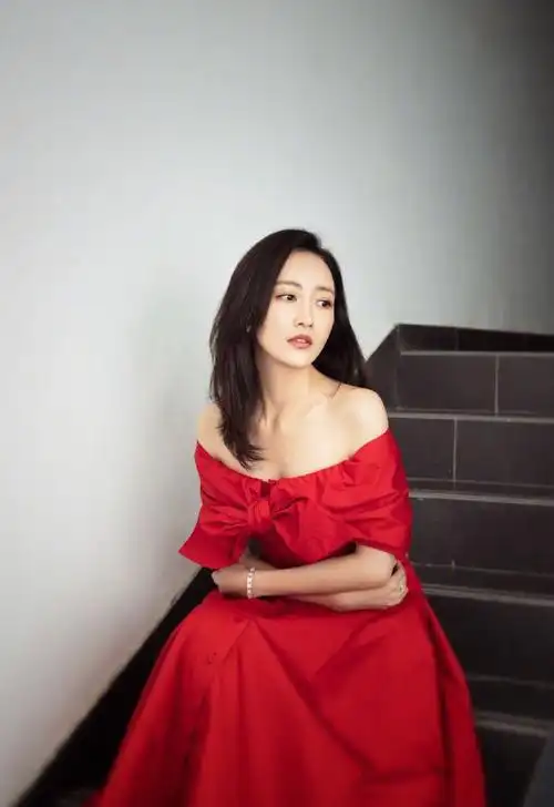 国庆晚会王鸥一袭红色连衣裙,简约大方,像知心大姐姐|一字肩|oversize