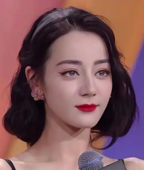 新时代独立女性,爱了爱了迪丽热巴复古短发造型简直不要太美了,这就是