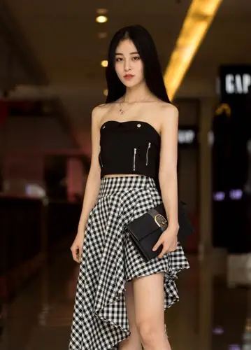 街拍:清纯的小姐姐十分迷人,颜值高的让人看一眼就仿佛恋爱了