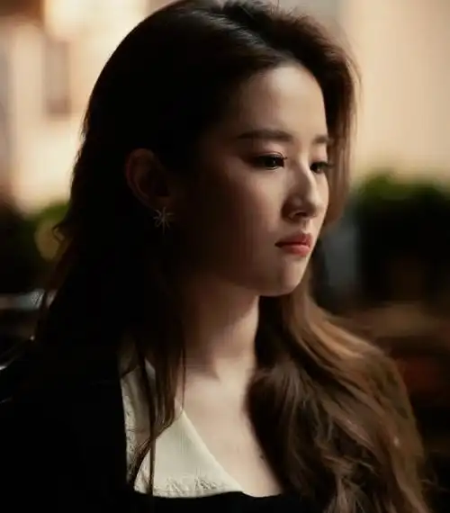 刘亦菲拍黄亦玫好费耳环##别人看玫瑰的故事vs我看