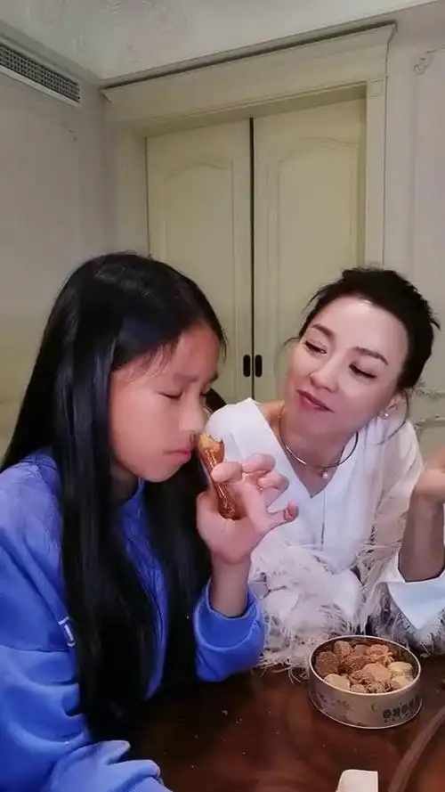 张庭晒出和女儿的视频回应长相争议