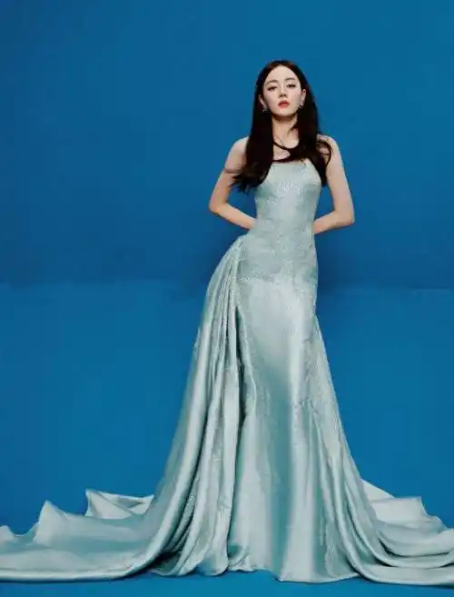 迪丽热巴如美神降临,凤凰镶钻宝蓝色丝绒长裙,蝴蝶结盘发很仙气_礼服