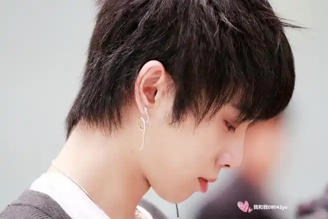 华晨宇# @华晨宇yu 右侧颜,下嘴唇一定,早