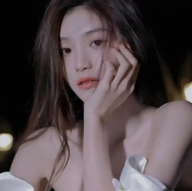 ins高级质感女生头像 请干净到极致,努力提升层次.