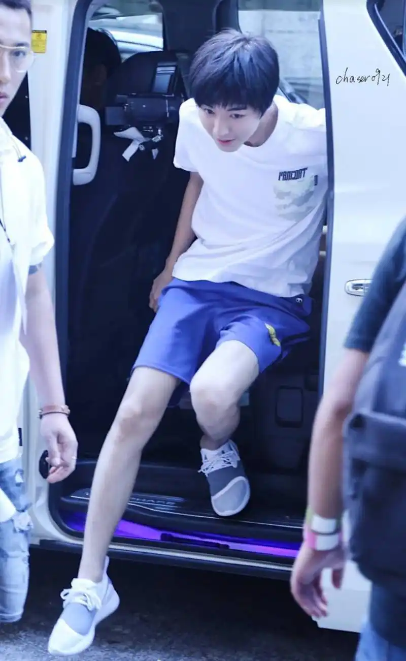 王俊凯西裤里边套牛仔裤,腿长腿细真的是可以为所欲为啊