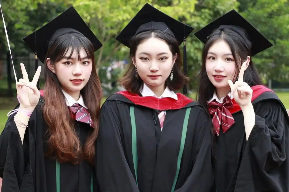 我想说领结和学士服搭配起来更好看 tips:扔学士帽的时候一定要注意