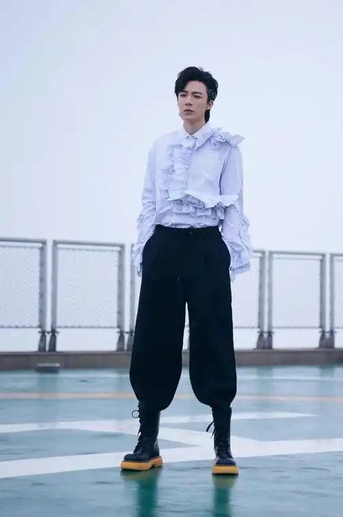 刘宇宁这件蓝白条纹的衬衫运用了大量的荷叶边作为装饰和分割的元素