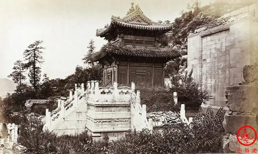 原创1870年老照片:遭受破坏之后的颐和园,满地废墟杂草丛生